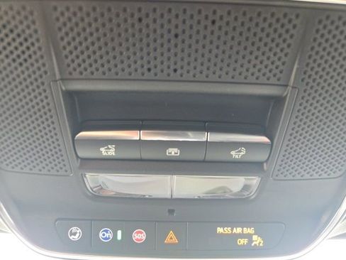 Used 2025 Chevrolet Traverse RS image 32