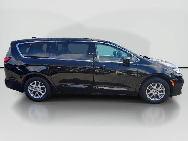 Used 2024 Chrysler Pacifica Touring-L FWD image 6