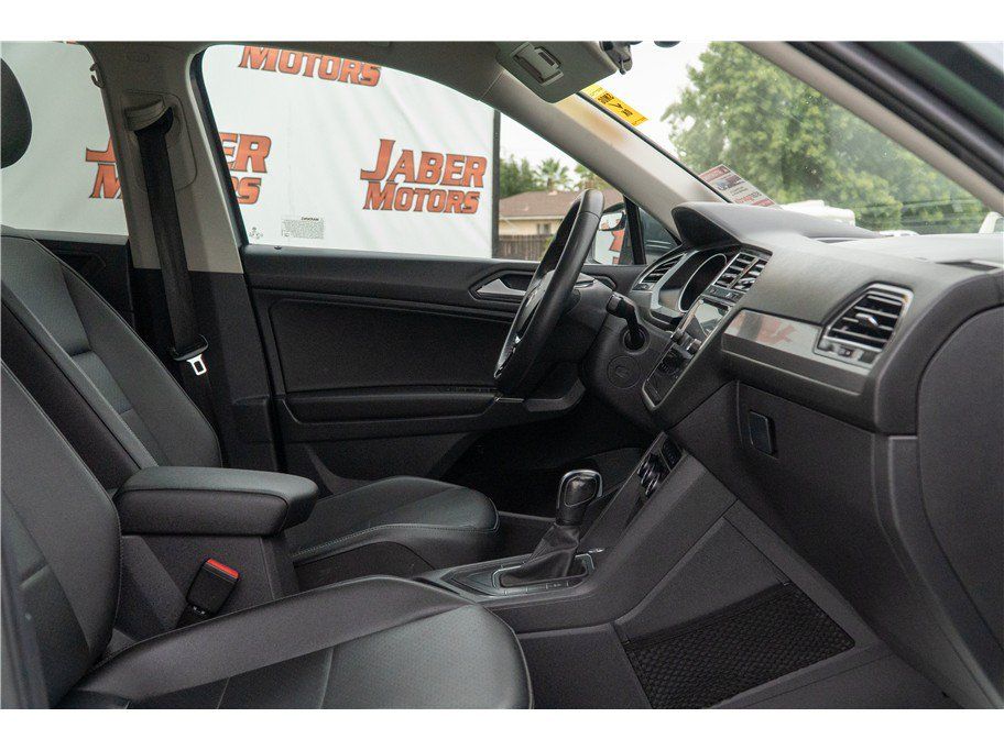 Used 2020 Volkswagen Tiguan SE w/ Panoramic Sunroof Package FWD image 8