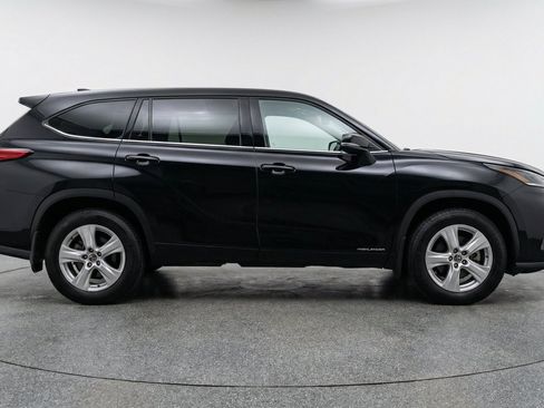 Used 2025 Toyota Highlander LE FWD image 11