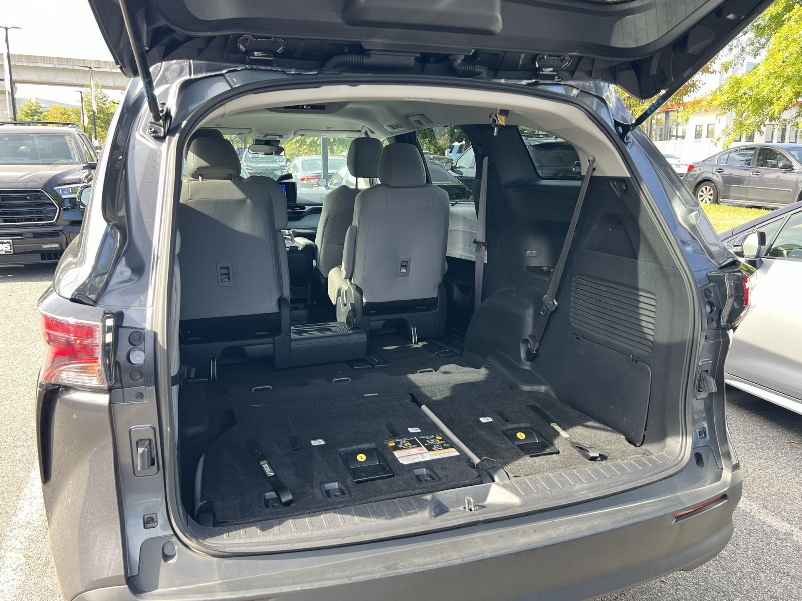 Used 2025 Toyota Sienna LE FWD image 24