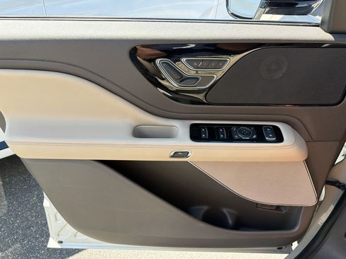 Used 2022 Lincoln Aviator AWD w/ Premium Package image 25