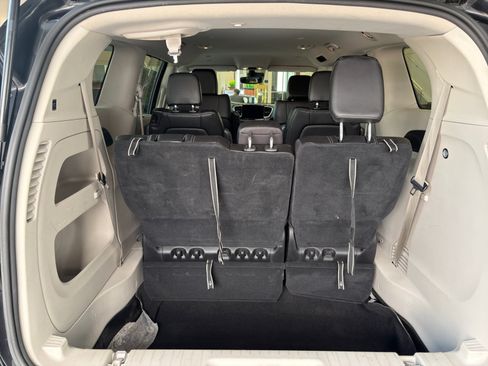 Used 2023 Chrysler Pacifica Touring-L FWD image 20