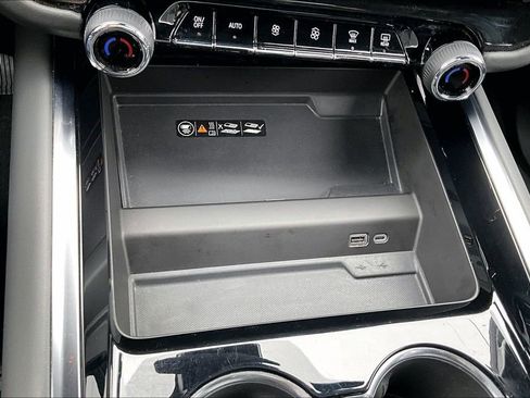 Used 2025 Chevrolet Suburban Premier image 31