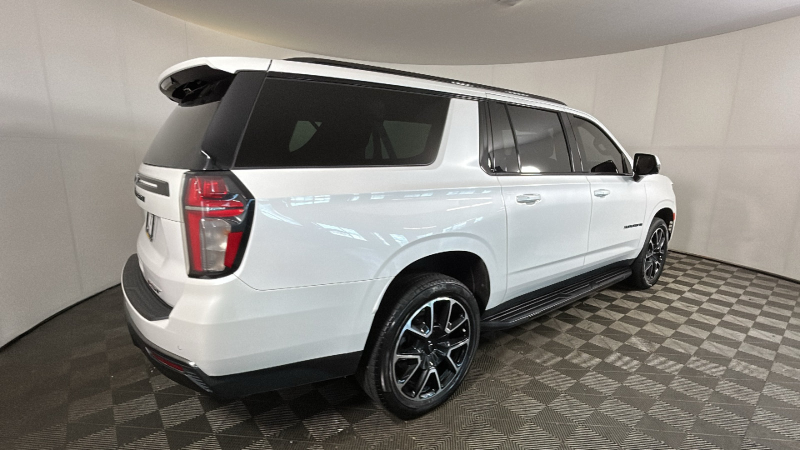 Used 2022 Chevrolet Suburban RST w/ Luxury Package AWD/4WD image 3