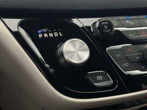 Used 2024 Chrysler Pacifica Touring-L image 38