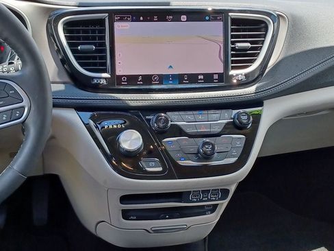 Used 2023 Chrysler Pacifica Touring-L w/ Uconnect Theater Family Group AWD/4WD image 30