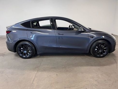 Used 2021 Tesla Model Y Long Range image 3