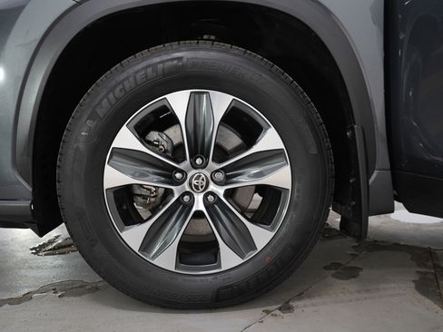 Used 2025 Toyota Highlander XLE AWD/4WD image 34