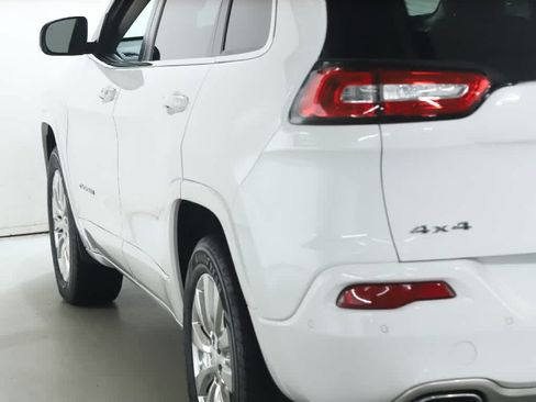 Used 2018 Jeep Cherokee Overland w/ Technology Group AWD/4WD image 44