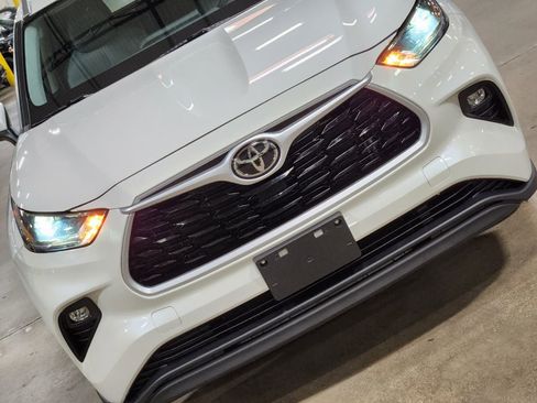 Used 2021 Toyota Highlander XLE FWD image 19