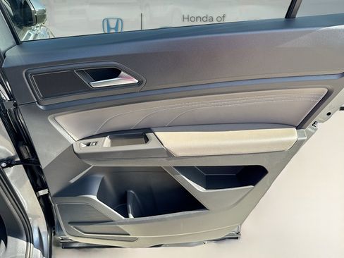 Used 2022 Volkswagen Atlas Cross Sport SE image 31