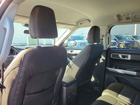 Used 2023 Ford Explorer XLT image 12