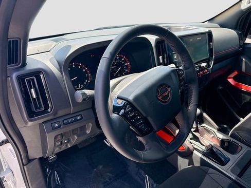 Used 2025 Nissan Frontier PRO-4X AWD/4WD image 9
