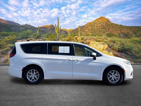 Used 2023 Chrysler Pacifica Touring-L FWD image 3