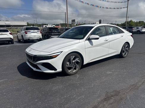 Used 2025 Hyundai Elantra SEL FWD image 8