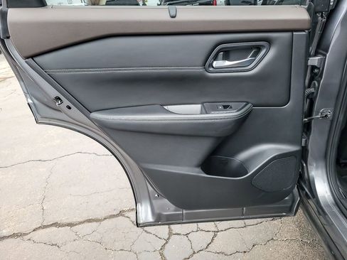 Used 2022 Nissan Rogue SV w/ SV Premium Package image 18