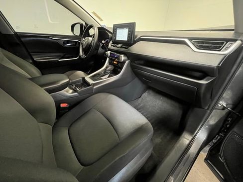 Used 2019 Toyota RAV4 XLE w/ Convenience Package FWD image 10