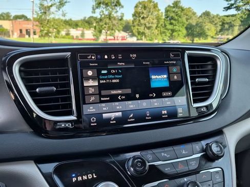 Used 2024 Chrysler Pacifica Touring-L FWD image 24