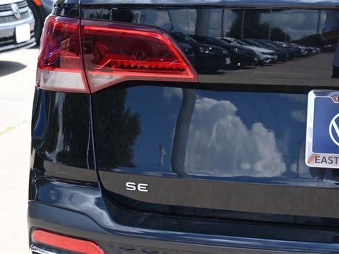 Certified 2024 Volkswagen Taos SE image 5