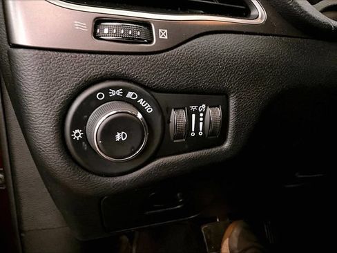 Used 2019 Jeep Cherokee Latitude Plus AWD/4WD image 30