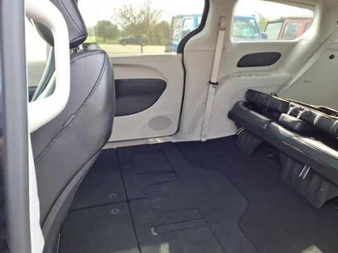 Used 2024 Chrysler Pacifica Touring-L FWD image 25