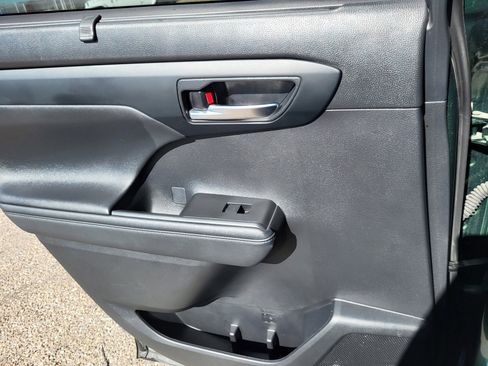 Used 2024 Toyota Highlander XLE image 19