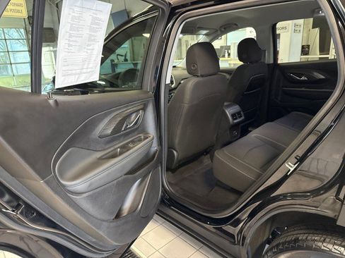Used 2024 GMC Terrain SLE w/ Driver Convenience Package image 23