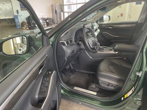 Used 2024 Toyota Highlander Limited AWD/4WD image 14