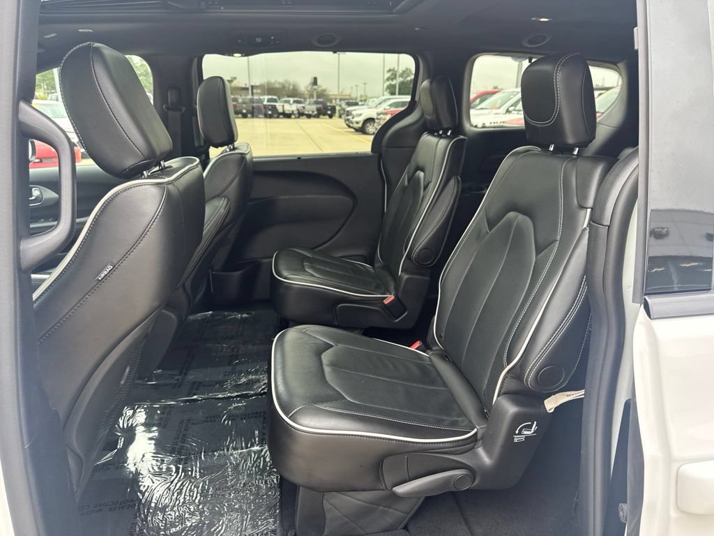 Used 2025 Chrysler Pacifica Limited FWD image 26
