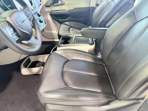 Used 2024 Chrysler Pacifica Touring-L FWD image 23