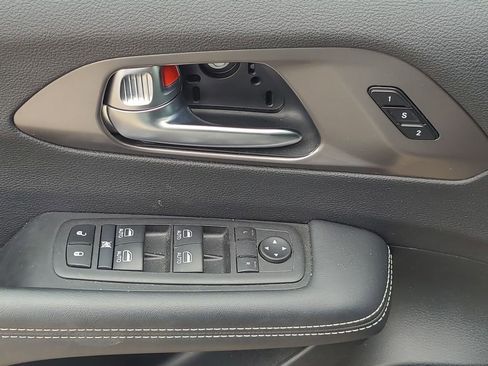 Used 2025 Chrysler Pacifica Select FWD image 24