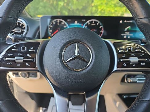 Used 2022 Mercedes-Benz GLB 250 image 17