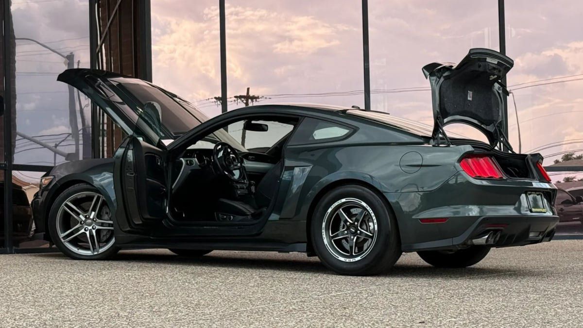 Used 2016 Ford Mustang GT Premium w/ Equipment Group 401A RWD image 30