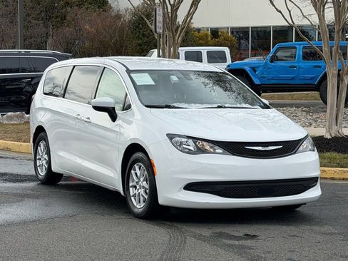 Certified 2022 Chrysler Voyager LX image 1