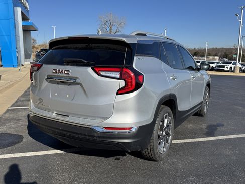 Used 2022 GMC Terrain SLT w/ Infotainment Package II image 4