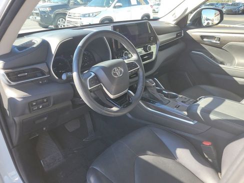 Used 2023 Toyota Highlander Limited image 18