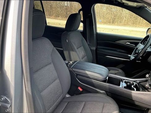 Used 2025 Chevrolet Traverse LT image 7