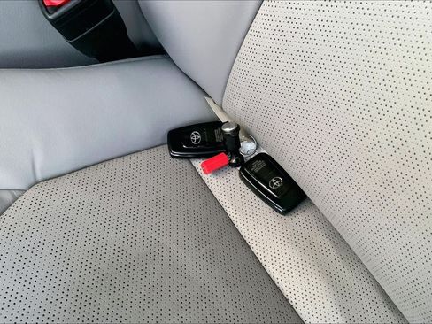 Used 2020 Toyota Camry XSE FWD image 13