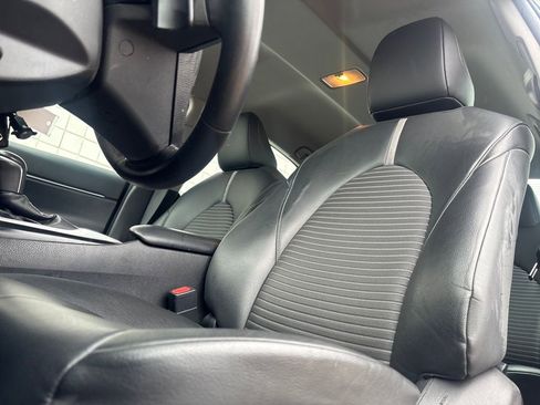 Used 2019 Toyota Camry SE image 9