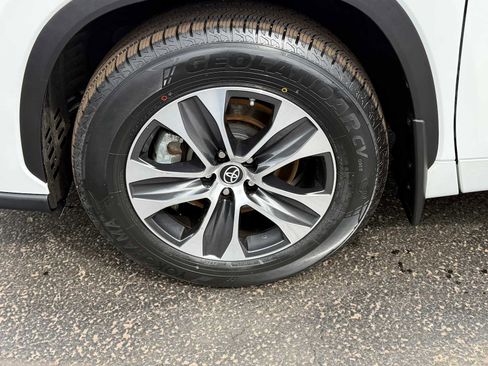 Used 2023 Toyota Highlander XLE image 10