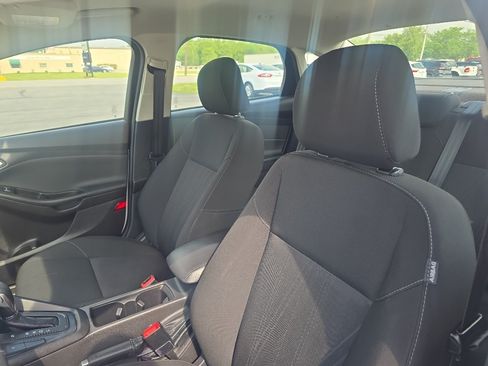 Used 2017 Ford Focus SE w/ Cold Weather Package FWD image 5