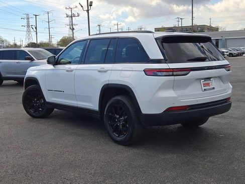 Used 2024 Jeep Grand Cherokee Altitude RWD image 16