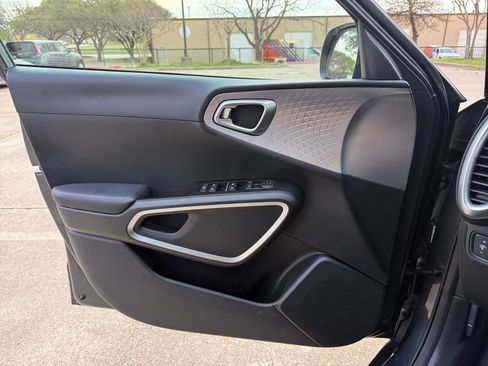 Used 2025 Kia Soul LX w/ LX Technology Package image 18