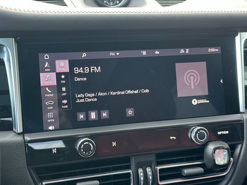 Certified 2024 Porsche Macan image 18