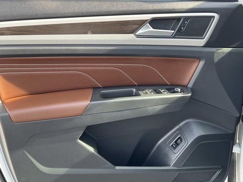 Used 2023 Volkswagen Atlas SE w/ Panoramic Sunroof Package image 9