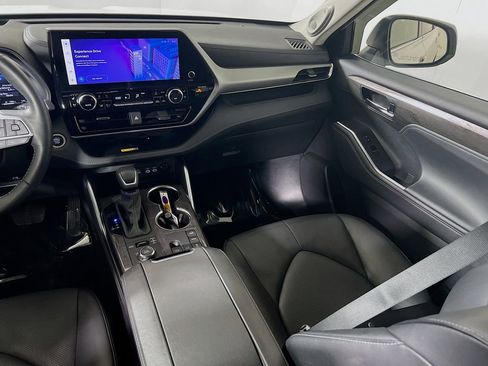 Certified 2024 Toyota Highlander Platinum AWD/4WD image 21