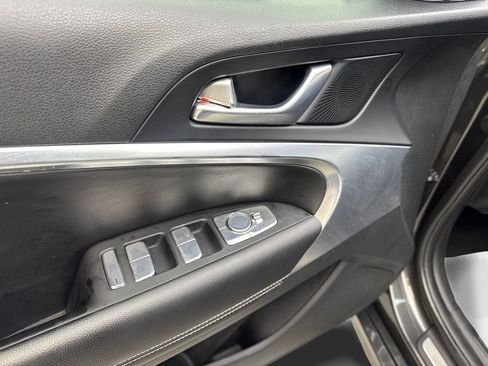 Used 2025 Genesis G70 2.5T RWD image 32