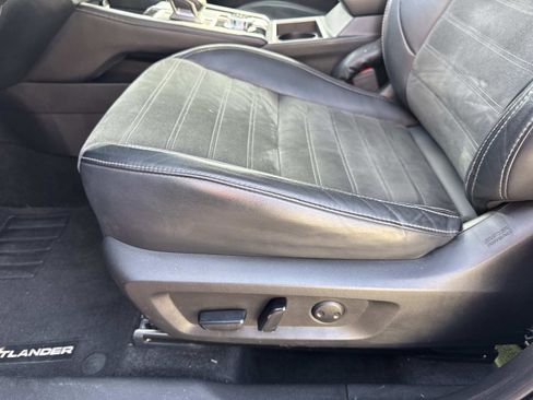 Used 2022 Mitsubishi Outlander SE image 16