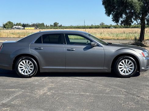 Used 2012 Chrysler 300 RWD image 3